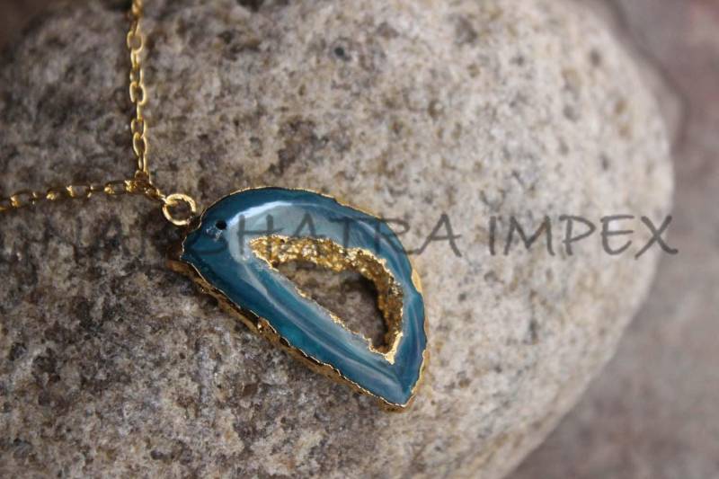 Natürliche Himmelblau Achat Druzy Slice Freiform Gold Galvanisch Edelstein Halskette von NAKSHATRAIMPEX