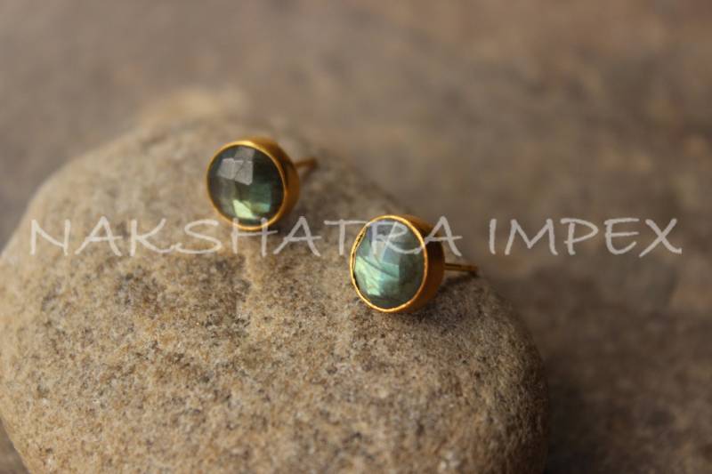 Natürliche Labradorit 10mm Rund Facettiert 925 Sterlingsilber Gold Plattiert Glatte Oberfläche Ohrstecker von NAKSHATRAIMPEX