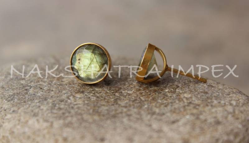 Natürliche Labradorit 10mm Rund Facettiert 925 Sterlingsilber Gold Plattiert Glatte Oberfläche Stud Ohrring von NAKSHATRAIMPEX