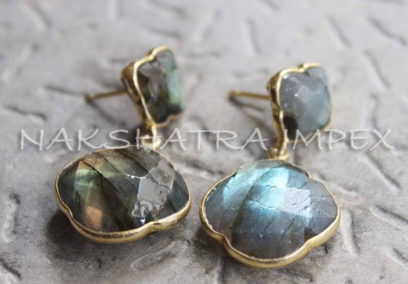Natürliche Labradorit 10mm & 18mm Clover Briolette 925 Sterlingsilber Gold Plattiert Ohrringe Baumeln von NAKSHATRAIMPEX