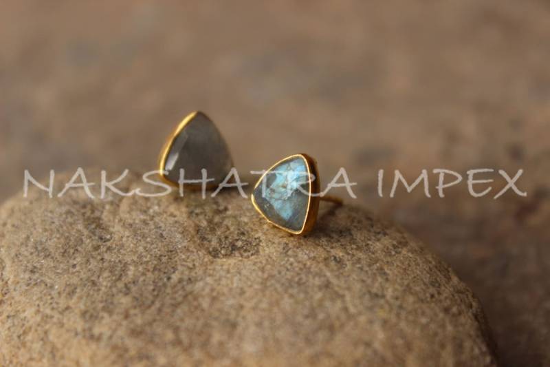 Natürliche Labradorit 8mm Dreieck Facettiert 925 Sterlingsilber Gold Plattiert Glatte Oberfläche Stud Ohrring von NAKSHATRAIMPEX