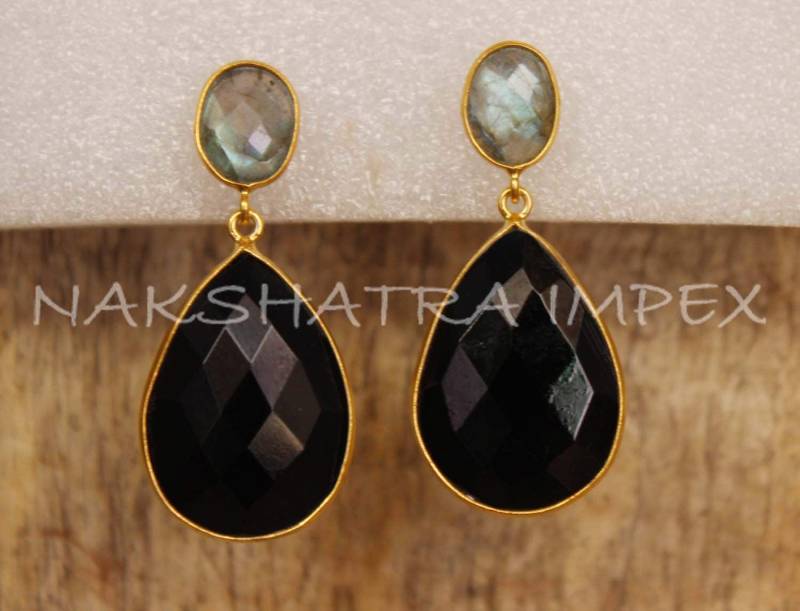 Natürliche Labradorit Oval & Schwarzer Onyx Birne Briolette 925 Sterling Silber Vergoldet Post Ohrringe von NAKSHATRAIMPEX