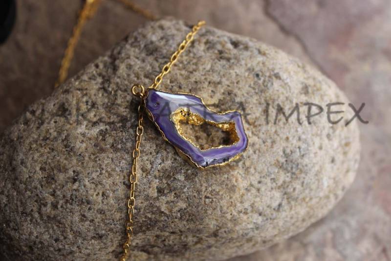 Natürliche Lila Achat Druzy Slice Freiform-Gold Galvanisierte Edelstein 18 Zoll Halskette von NAKSHATRAIMPEX