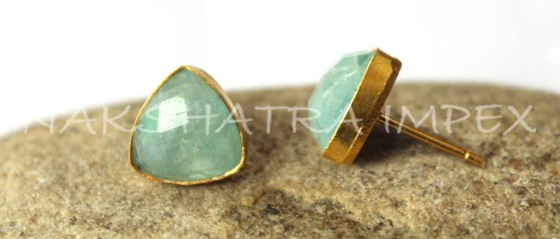 Natürliche Milchig Aquamarin 10mm Dreieck Facettiert 925 Sterlingsilber Gold Plattiert Glatte Oberfläche Ohrstecker von NAKSHATRAIMPEX