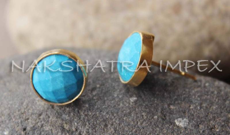 Natürliche Ozean Stabilisierte Farbe Türkis Rund Flach 925 Sterling Silber Vergoldet Ohrstecker von NAKSHATRAIMPEX