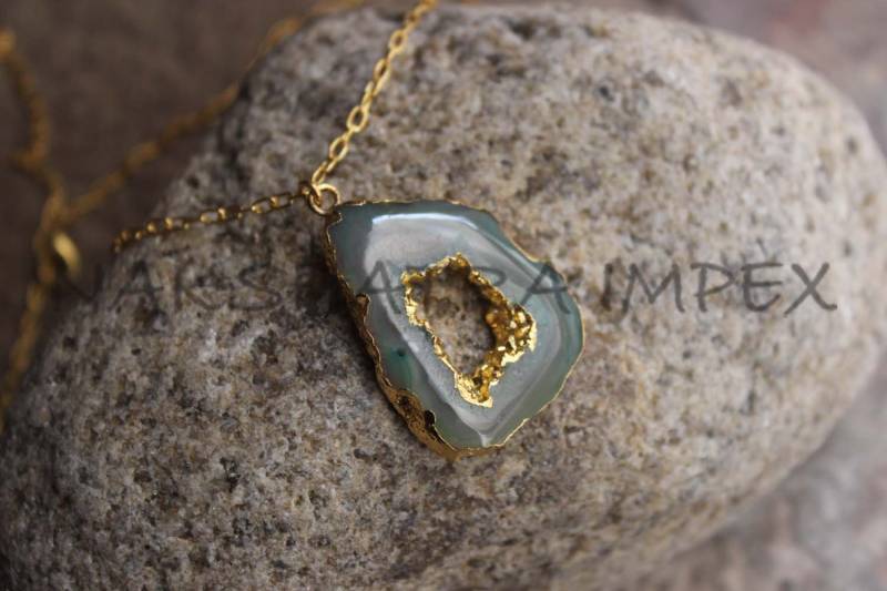 Natürliche Papagei Grün Achat Druzy Slice Freiform-Gold Galvanisierte Edelstein Halskette von NAKSHATRAIMPEX