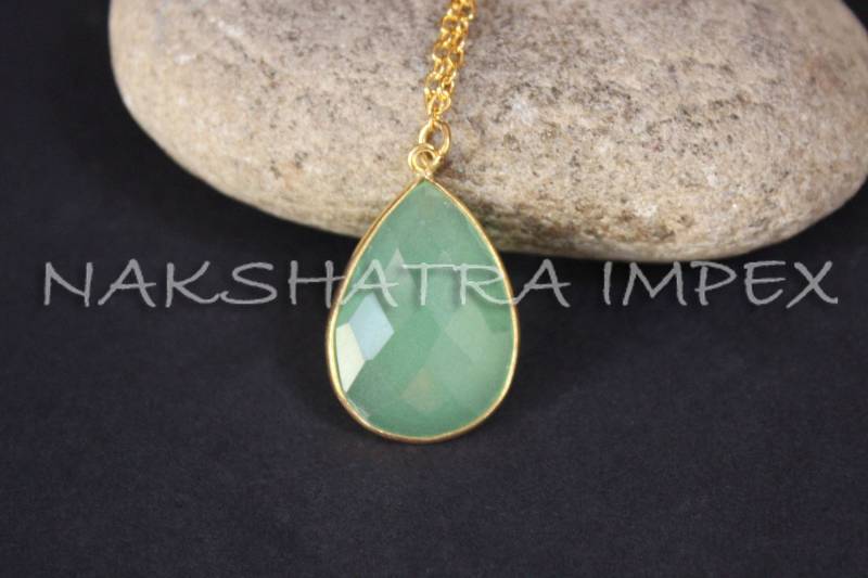 Natürliche Papagei Grün Quarz 18x22mm Birne Briolette Lünette Metall-Legierung Kette Halskette Vergoldet von NAKSHATRAIMPEX