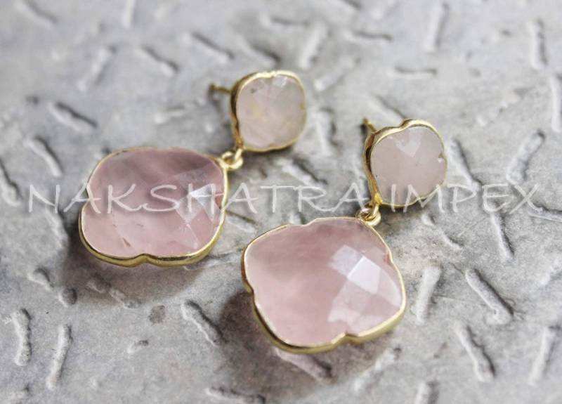 Natürliche Rosenquarz 10mm & 18mm Clover Briolette 925 Sterlingsilber Gold Plattiert Ohrringe Baumeln von NAKSHATRAIMPEX