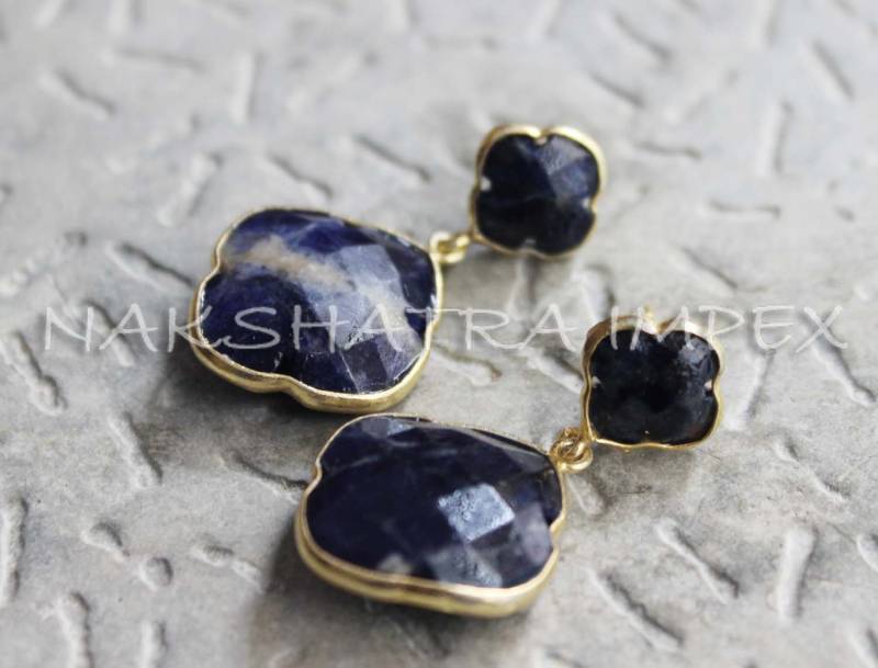 Natürliche Sodalith 10mm & 18mm Clover Briolette 925 Sterlingsilber Gold Plattiert Ohrringe Baumeln von NAKSHATRAIMPEX