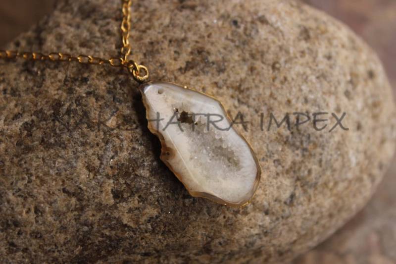 Natürliche Weiße Achat Druzy Slice Freiform-Gold Galvanisierte Edelstein 18 Zoll Halskette von NAKSHATRAIMPEX