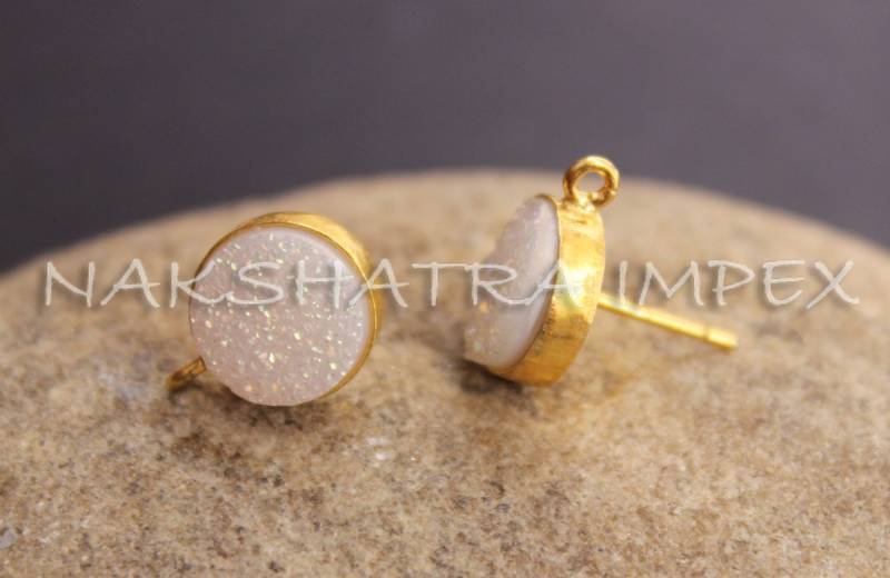 Natürliche Weißer Farbe Beschichtet Druzy 10mm Rund 925 Sterling Silber Vergoldet Glattes Finish Ohrstecker Mit Schleife von NAKSHATRAIMPEX