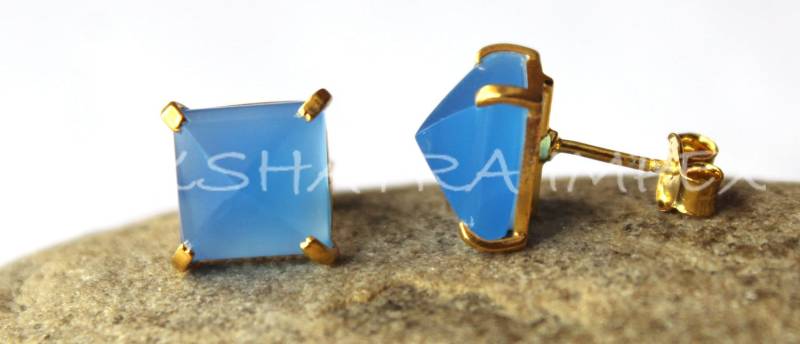 Natürlichen Blauer Onyx 10mm Pyramide Facettiert 925 Sterlingsilber Gold Plattiert Prong Einstellung Stud Ohrring von NAKSHATRAIMPEX