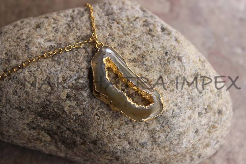 Natürlicher Brauner Achat Druzy Slice Freiform-Gold Galvanisierte Edelstein Halskette von NAKSHATRAIMPEX