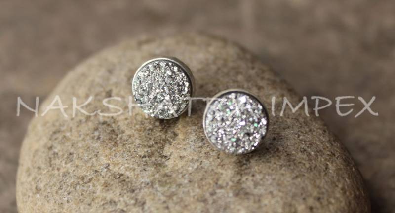 Natürlicher Farbe Silber Beschichtet Druzy 10mm Rund 925 Sterling Vergoldet Glattes Ende Stud Ohrring von NAKSHATRAIMPEX