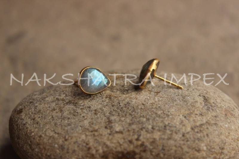 Natürlicher Labradorit 9x12mm Birne Facettiert 925 Sterling Silber Vergoldet Glatt Finish Ohrstecker von NAKSHATRAIMPEX