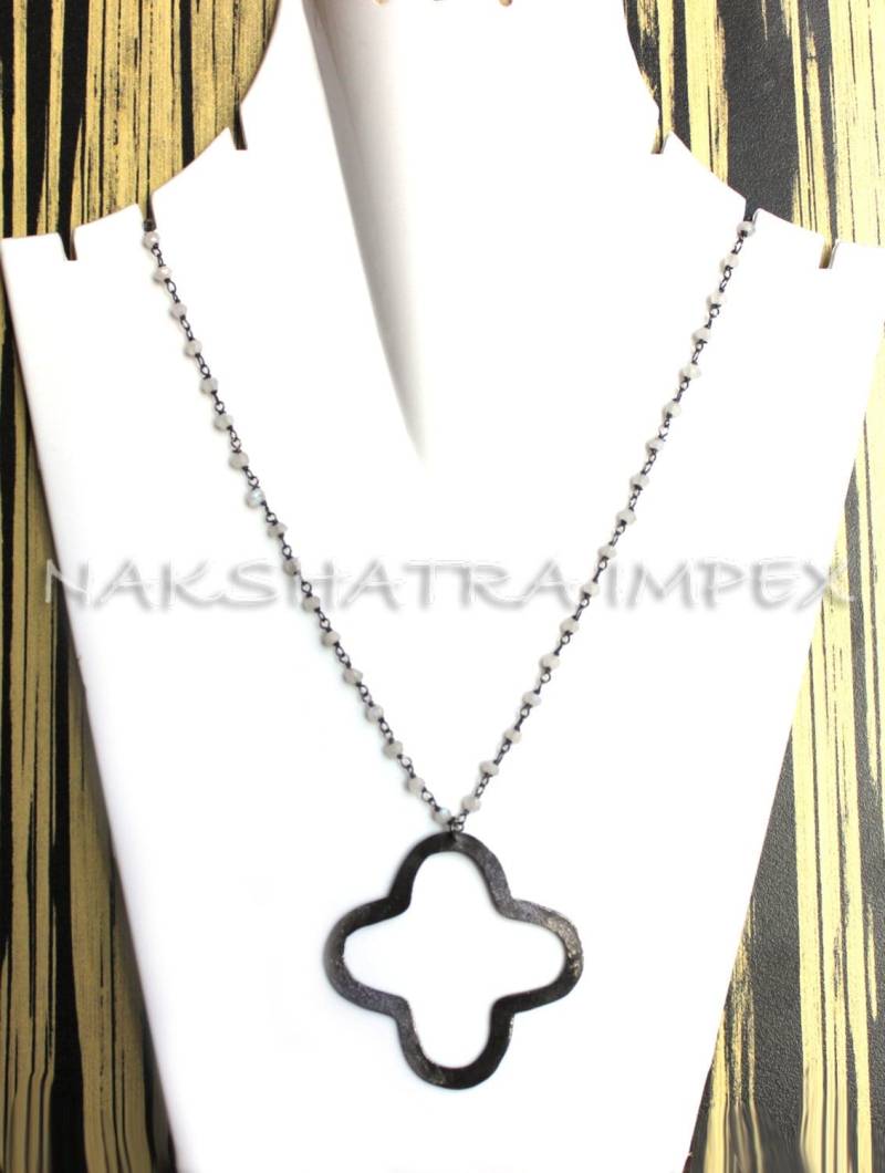 Natürlicher Mondstein Roundel Facett 925 Sterling Silber Perlen Kette Oxidierte Halskette Mit 1, 5 Zoll Oxidiertem Kleeblatt von NAKSHATRAIMPEX