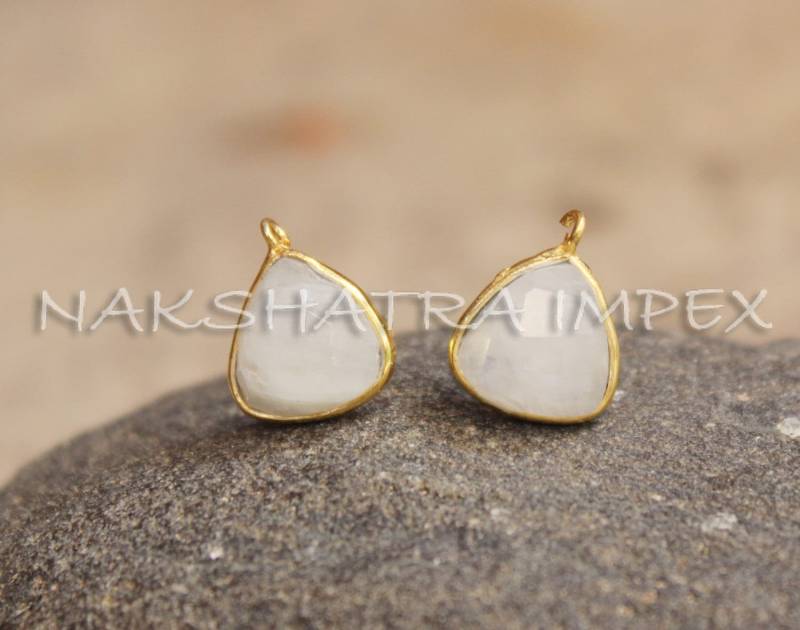 Natürlicher Regenbogen Mondstein 10mm Polster Dreieck Facettiert 925 Sterlingsilber Gold Plattiert Glatte Oberfläche Ohrstecker Mit Schleife von NAKSHATRAIMPEX