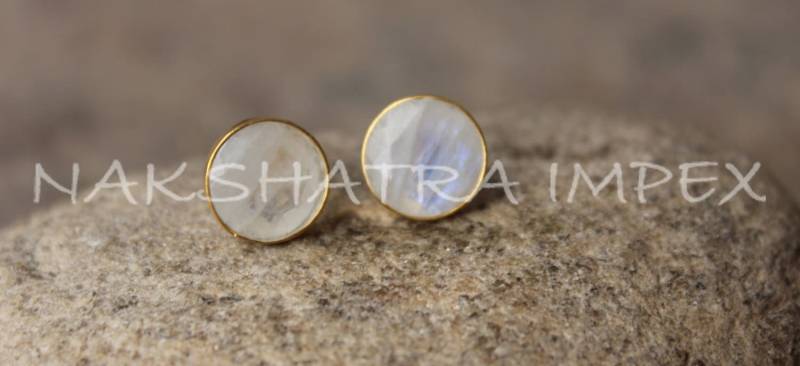 Natürlicher Regenbogen Mondstein 10mm Rund Facettiert 925 Sterling Silber Vergoldet Glatt Finish Ohrstecker von NAKSHATRAIMPEX