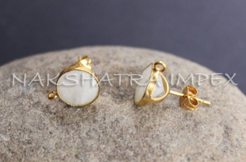 Natürlicher Regenbogen Mondstein 10mm Rund Facettiert 925 Sterlingsilber Gold Plattiert Glatte Oberfläche Ohrstecker Mit Schleife von NAKSHATRAIMPEX