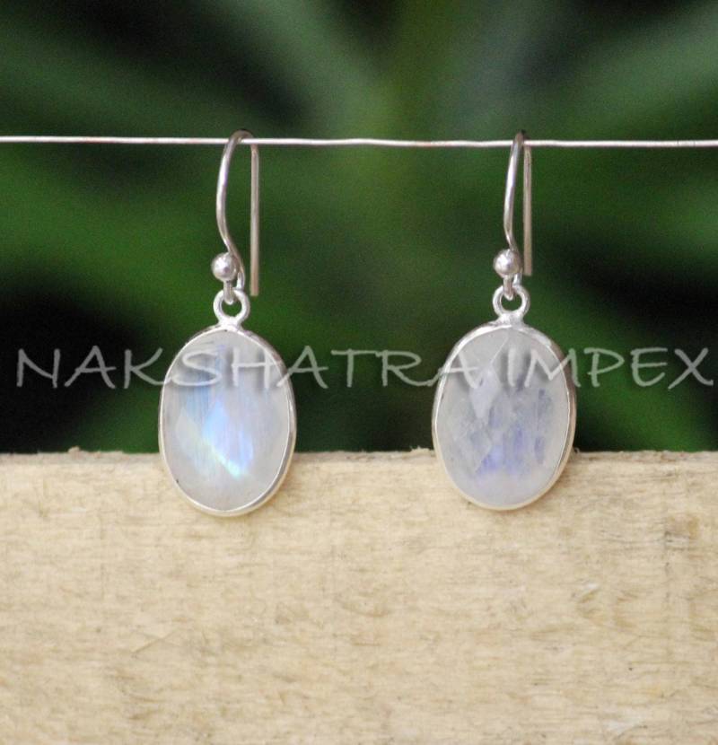 Natürlicher Regenbogen Mondstein 10x14mm Oval Briolette 925 Sterlingsilber Vergoldet Ohrbügel Ohrringe von NAKSHATRAIMPEX