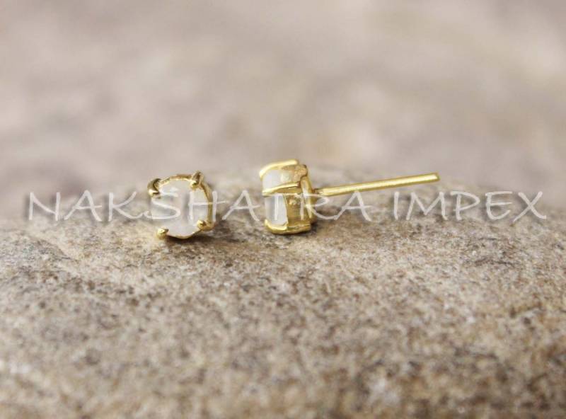 Natürlicher Regenbogen Mondstein 5mm Rund Facettiert Vermeil Klaue Ohrstecker von NAKSHATRAIMPEX