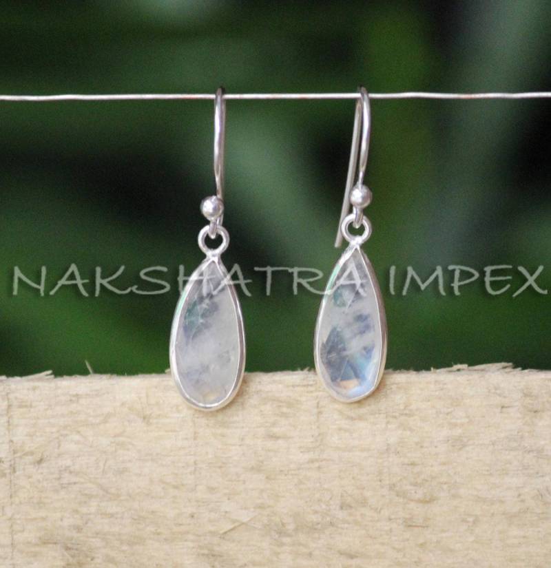 Natürlicher Regenbogen Mondstein 6x14mm Birne Briolette 925 Sterlingsilber Vergoldet Ohrbügel Ohrringe von NAKSHATRAIMPEX