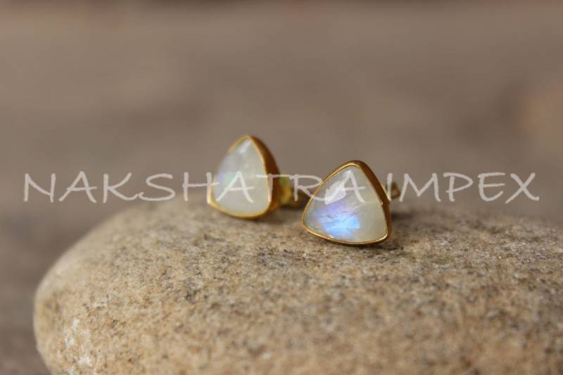 Natürlicher Regenbogen Mondstein 8mm Dreieck Facettiert 925 Sterlingsilber Gold Plattiert Glatte Oberfläche Ohrstecker von NAKSHATRAIMPEX
