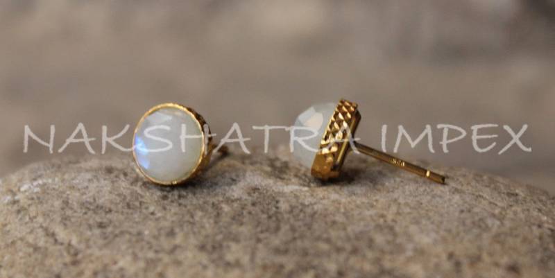 Natürlicher Regenbogen Mondstein 8mm Rund Facettiert 925 Sterling Silber Vergoldet Texturierte Oberfläche Stud-Ohrring von NAKSHATRAIMPEX