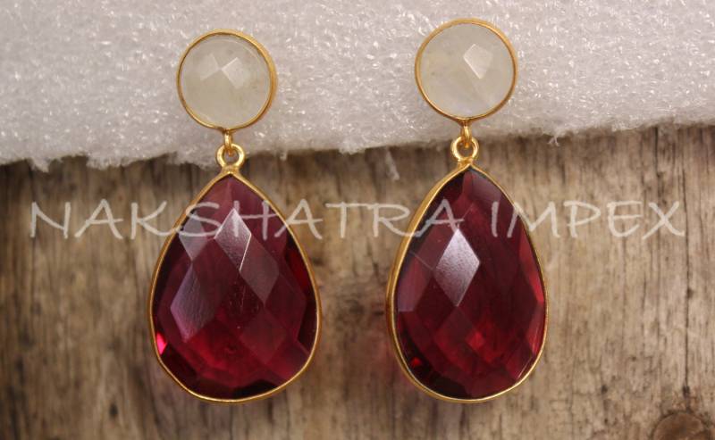 Natürlicher Regenbogen Mondstein Rund & Rot Quarz Birne Briolette 925 Sterling Silber Vergoldet Post Ohrringe von NAKSHATRAIMPEX
