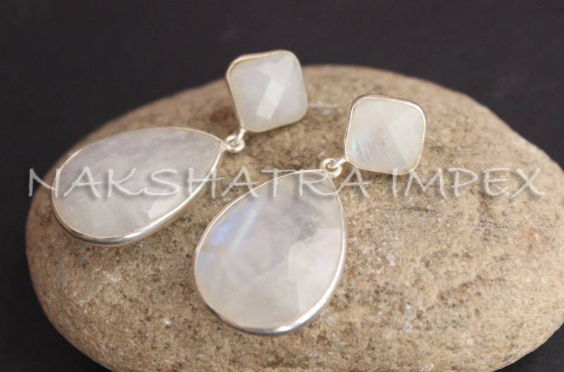 Natürlicher Regenbogen Mondstein Square & Birne Briolette 925 Sterlingsilber Gold Plattiert Post-Ohrringe von NAKSHATRAIMPEX