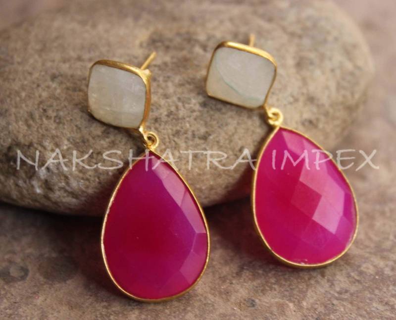 Natürlicher Regenbogen Mondstein Square & Fuchsia Chalzedon Birne Briolette 925 Sterlingsilber Gold Plattiert Post Ohrringe von NAKSHATRAIMPEX