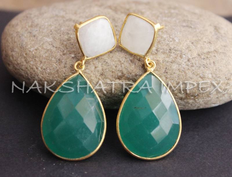 Natürlicher Regenbogen Mondstein Square & Grüne Onyx Birne Briolette 925 Sterlingsilber Gold Plattiert Post-Ohrringe von NAKSHATRAIMPEX
