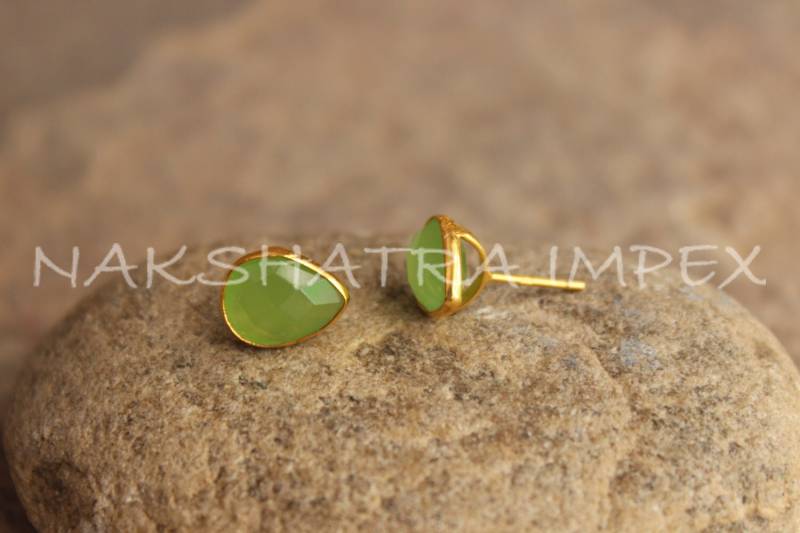 Natürliches Grün Chalcedon 9x12mm Birne Facettiert 925 Sterlingsilber Gold Plattiert Glatte Oberfläche Stud Ohrring von NAKSHATRAIMPEX
