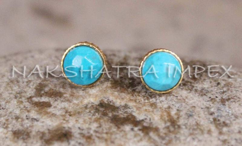 Natur Blau Türkis Rund Facettiert 925 Sterling Silber Vergoldet Strukturierte Finish Ohrstecker - Gehämmert Designer Band Ohrring von NAKSHATRAIMPEX