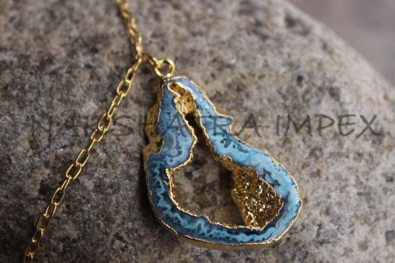Natural Sea Blau Achat Druzy Slice Freiform Gold Galvanisch Edelstein Halskette von NAKSHATRAIMPEX