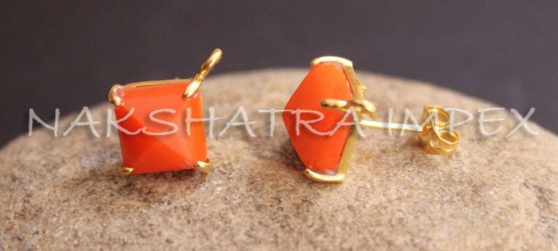 Orange Stabilisierte Koralle 10 Mm Pyramide Facettierte 925 Sterlingsilber Vergoldete Prong Einstellung Ohrstecker Mit Schleifen von NAKSHATRAIMPEX