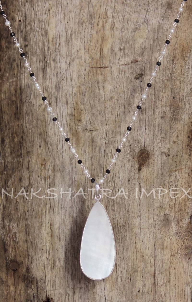 Perlmutt Birne Briolette Texturierte Lünette Anhänger Mit Schwarzem Onyx & Perlen Versilbert Kette Halskette Set von NAKSHATRAIMPEX