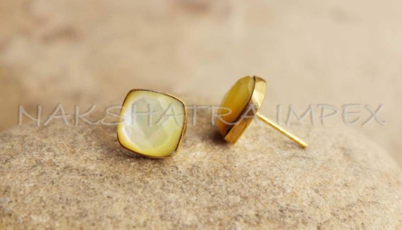 Perlmutt Quadrat Facettierte 925 Sterling Silber Vergoldet Glatte Finish Ohrstecker - Echte Off-White Birne Funkelnde Ohrringe von NAKSHATRAIMPEX