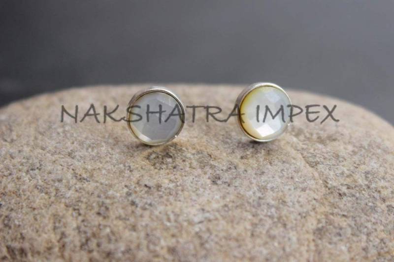 Perlmutt Rund Facettierte 925 Sterling Silber Collet Setting Post Ohrstecker, Flache Rückseite Mop Ohrring, 18K Rhodinierte Perle Schmuck von NAKSHATRAIMPEX