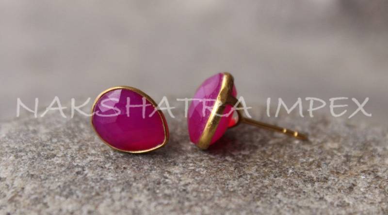 Pink Rosa Chalcedon 9x12mm Birne Facettiert 925 Sterlingsilber Gold Plattiert Glatte Oberfläche Stud Ohrring von NAKSHATRAIMPEX