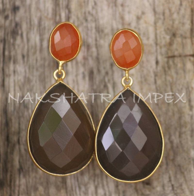 Post-Orange Oval & Graue Chalzedon Birne Briolette 925 Sterling Silber Vergoldet Onyx Ohrringe von NAKSHATRAIMPEX