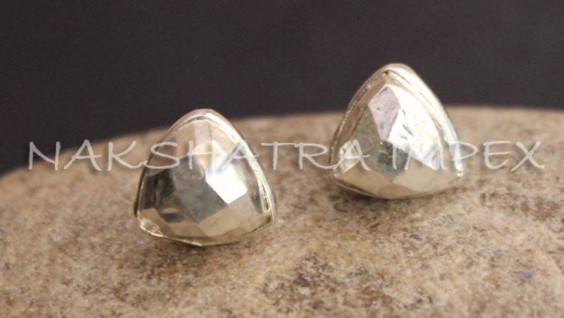 Pyrit 10mm Polster Dreieck Facettiert 925 Sterling Silber Galvanisiert Glatte Oberfläche Ohrstecker von NAKSHATRAIMPEX