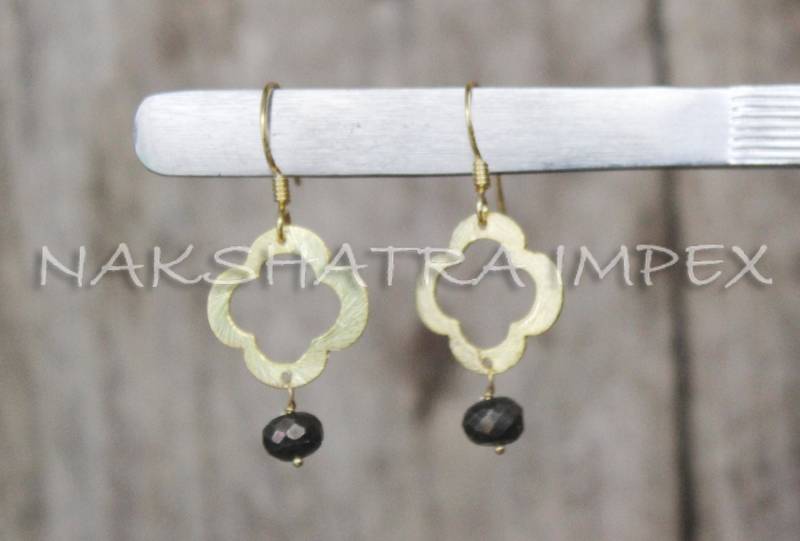 Pyrit 6mm Rondelle Facette Vergoldete Ohrringe Mit Vierpass in Sterling von NAKSHATRAIMPEX