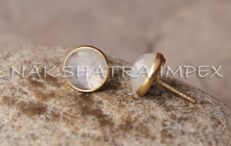 Regenbogen Mondstein 10mm Rund Facettiert 925 Sterlingsilber Gold Plattiert Glatte Oberfläche Ohrstecker von NAKSHATRAIMPEX