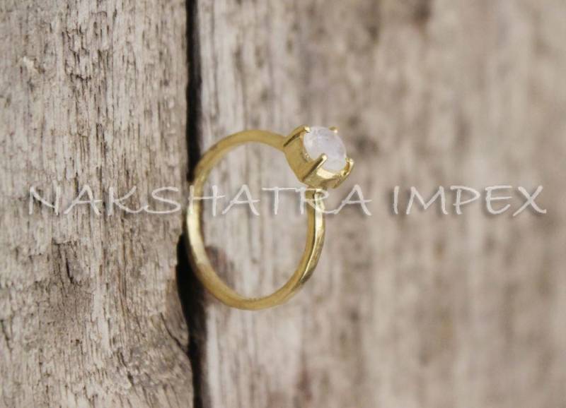 Regenbogen Mondstein 5mm Rund Facettiert Vermeil Kralle Ring Mit Gehämmerten Band von NAKSHATRAIMPEX