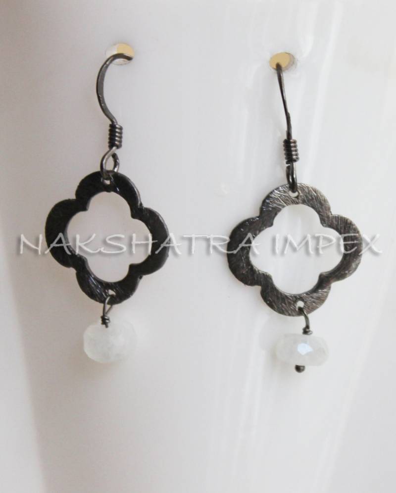 Regenbogen Mondstein 6mm Rondelle Facette Rotguss Vernickelt Ohrring Mit Vierpass in Sterling von NAKSHATRAIMPEX