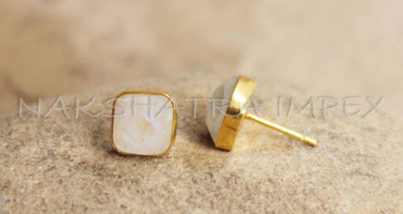Regenbogen Mondstein 8mm Quadrat Facettiert 925 Sterlingsilber Gold Plattiert Glatte Oberfläche Ohrstecker von NAKSHATRAIMPEX