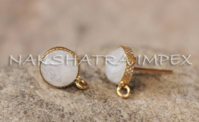 Regenbogen Mondstein 8mm Rund Facettiert 925 Sterling Silber Vergoldet Texturierte Oberfläche Ohrstecker Mit Schleife von NAKSHATRAIMPEX