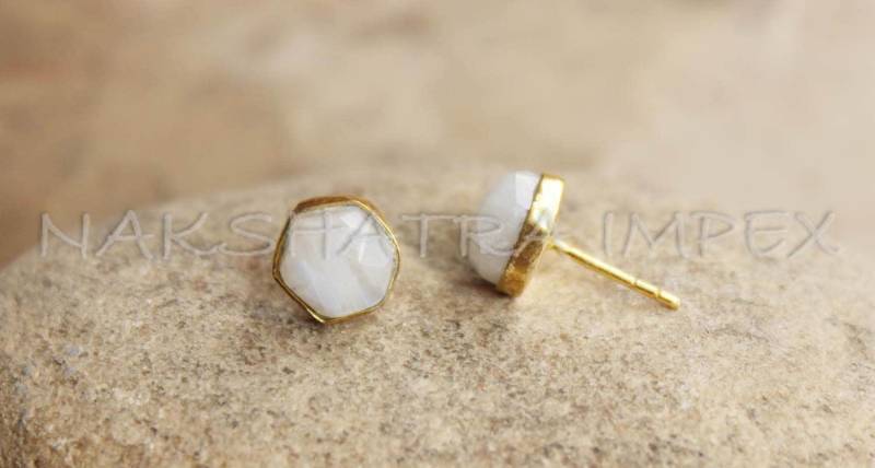 Regenbogen Mondstein 8mm Sechskant Facettiert 925 Sterlingsilber Gold Plattiert Glatte Oberfläche Ohrstecker von NAKSHATRAIMPEX