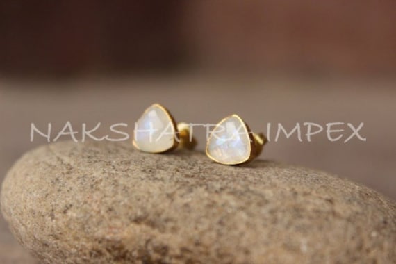 Regenbogen Mondstein Dreieck Facettierte Ohrringe, 925 Silber Karo Cut Glatt Finish 14Kvermeil Ohrstecker von NAKSHATRAIMPEX